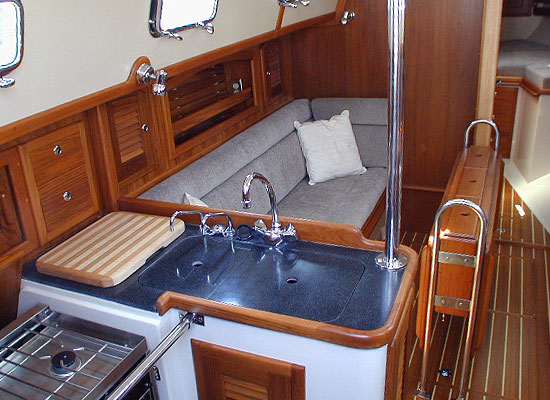 Pacific Seacraft 34: Salon